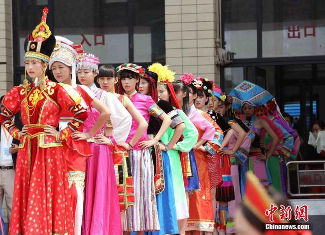 模特露天展示中国少数民族服饰-国际在线