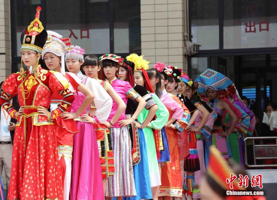 模特露天展示中国少数民族服饰