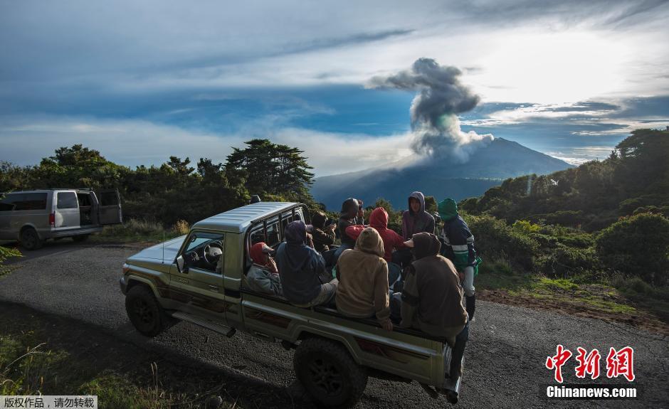 哥斯达黎加火山喷发 火山灰喷至高空3000米