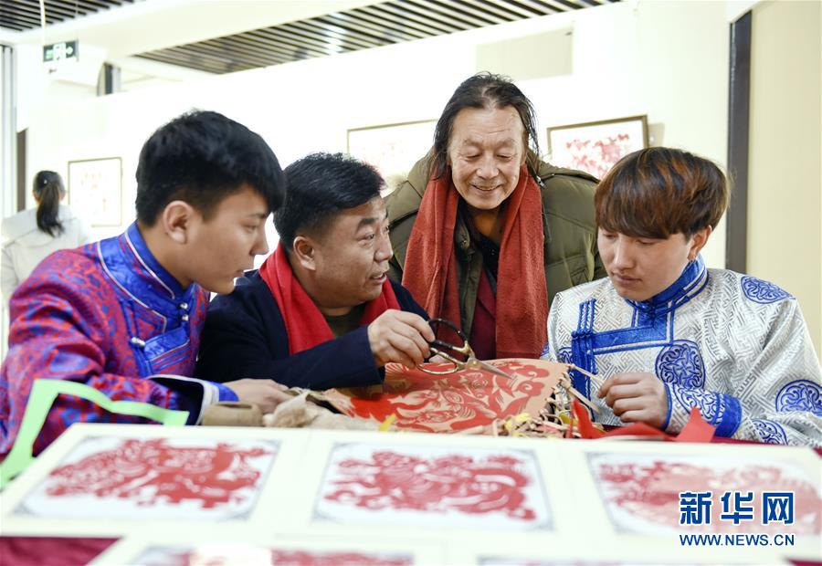 內蒙古舉辦首屆青少年剪紙作品展