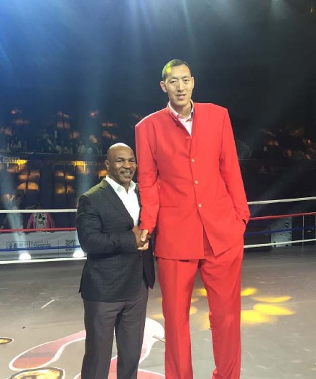 "被合影帝"的孙明明 C罗踮脚佟丽娅踩椅子