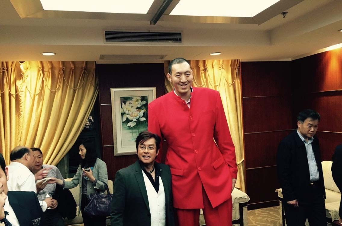 被合影帝的孙明明c罗踮脚佟丽娅踩椅子