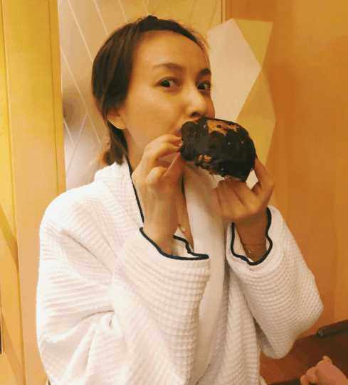 吴昕晒素颜照不顾体重大吃 发际线严重后移