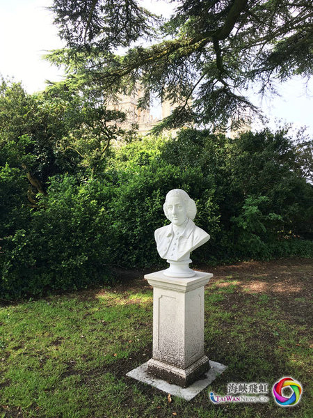 2016年是景观设计师“全能布朗”诞辰300周年，海克利尔城堡的主人将布朗的石膏像放置在城堡入口前一棵郁郁葱葱的香柏树下，以纪念他为海克利尔留下的宝贵景观遗产。（摄影：段雪莲）