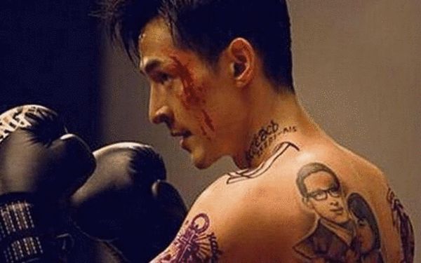 胡歌后背纹父母结婚照 胡妈妈:至少得找女博士