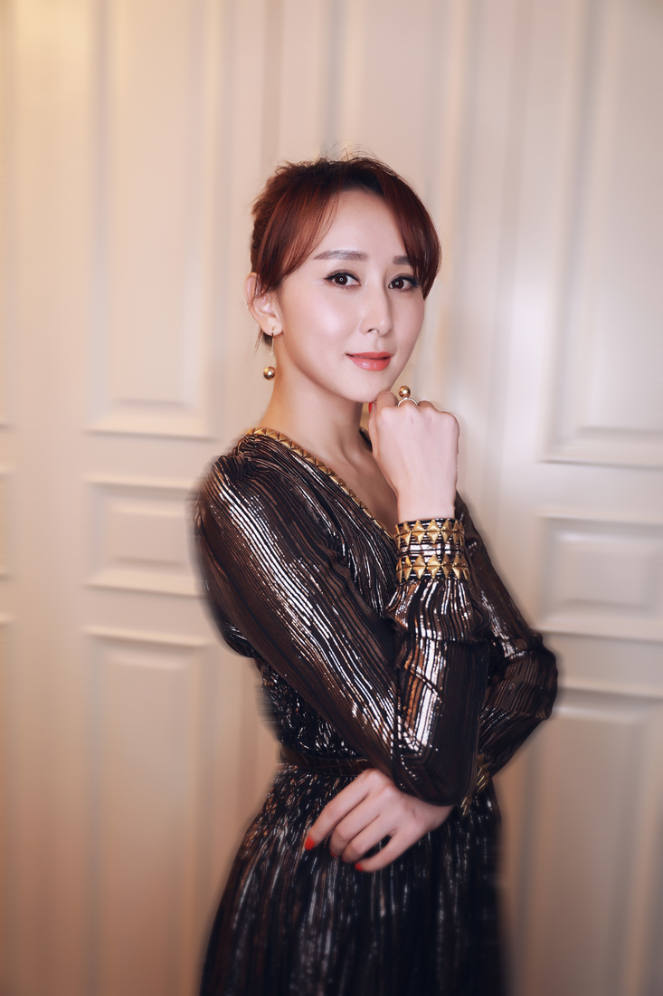 圖片默認標題_fororder_胡靜金屬質感禮服