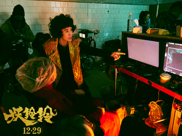 《妖铃铃》吴君如携众星“笑到明年”