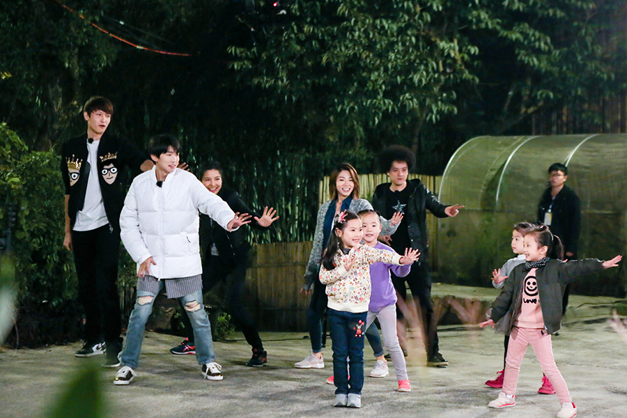 圖片默認標題_fororder_王源和小朋友一起跳舞