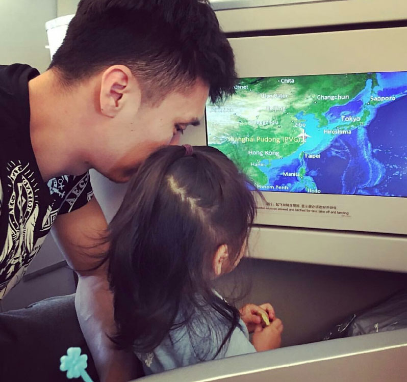 网红孙悦:直播美国特训 休闲陪女儿"逗鹅"