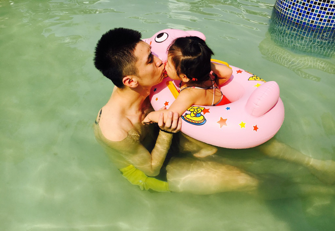 网红孙悦:直播美国特训 休闲陪女儿"逗鹅"