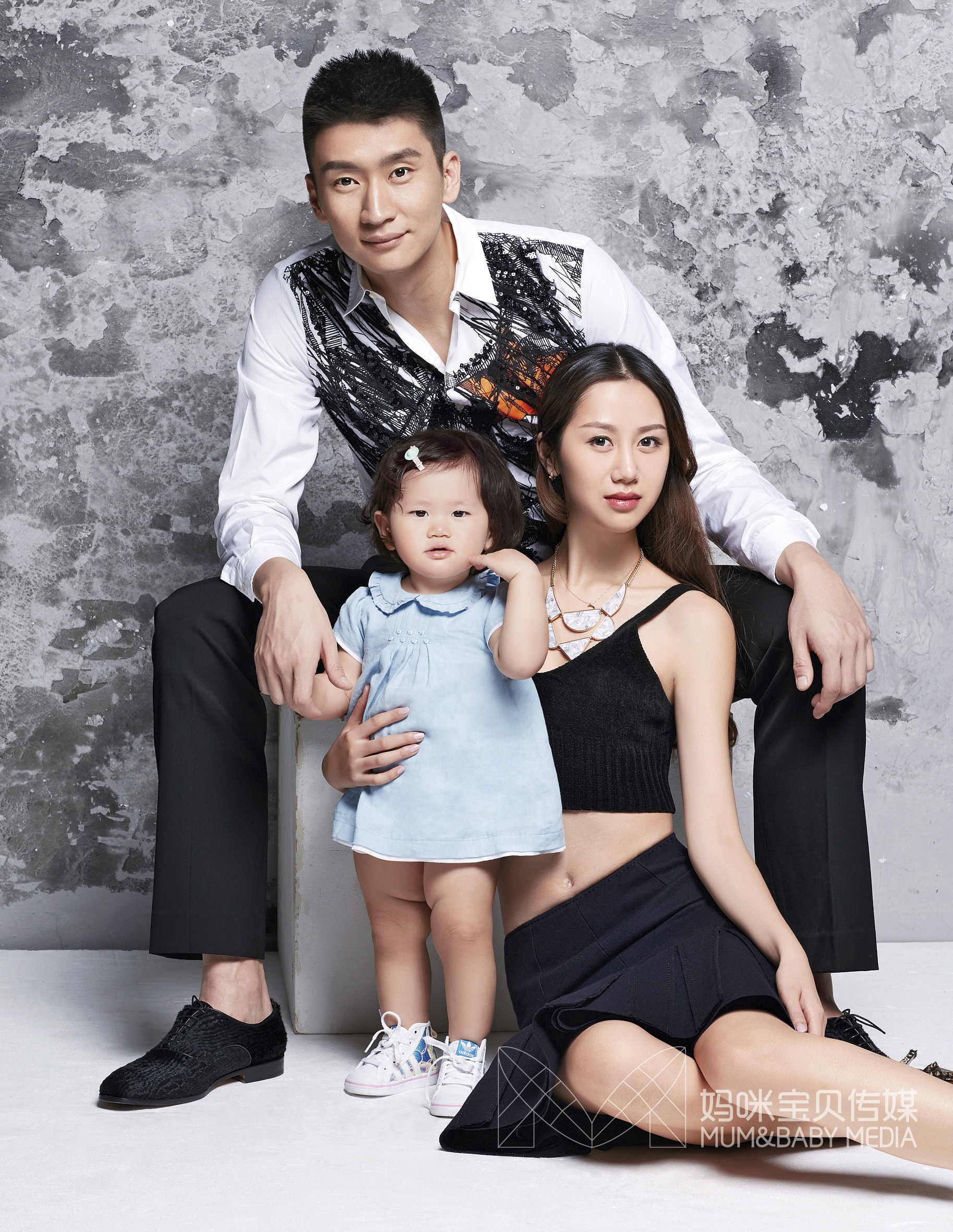 网红孙悦:直播美国特训 休闲陪女儿"逗鹅"