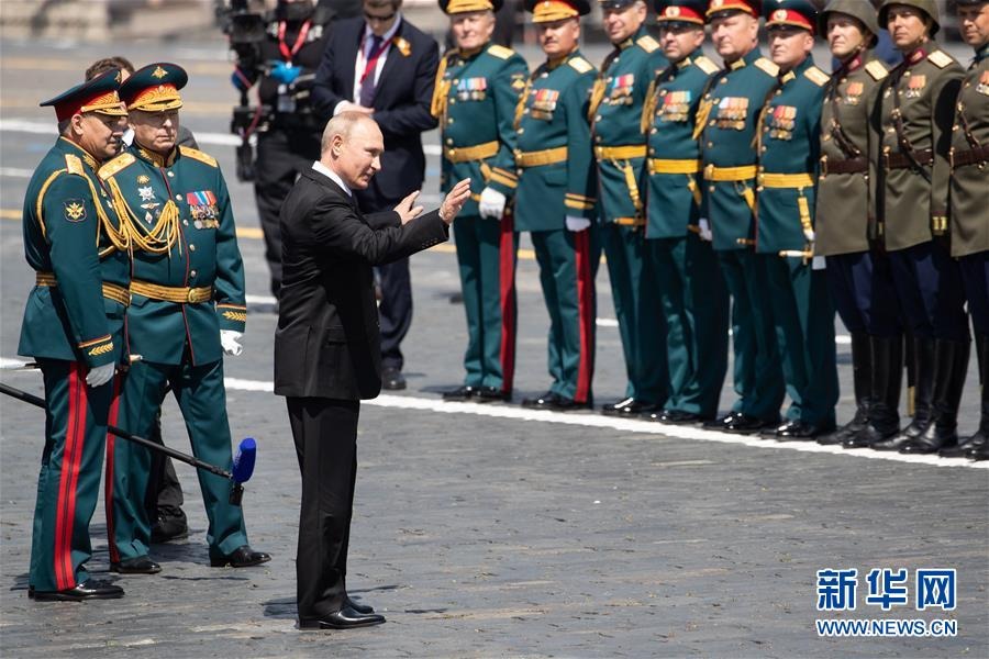 6月24日，俄罗斯总统普京（前右）在莫斯科红场举行的阅兵式结束后对受阅部队代表讲话。新华社记者 白雪骐 摄