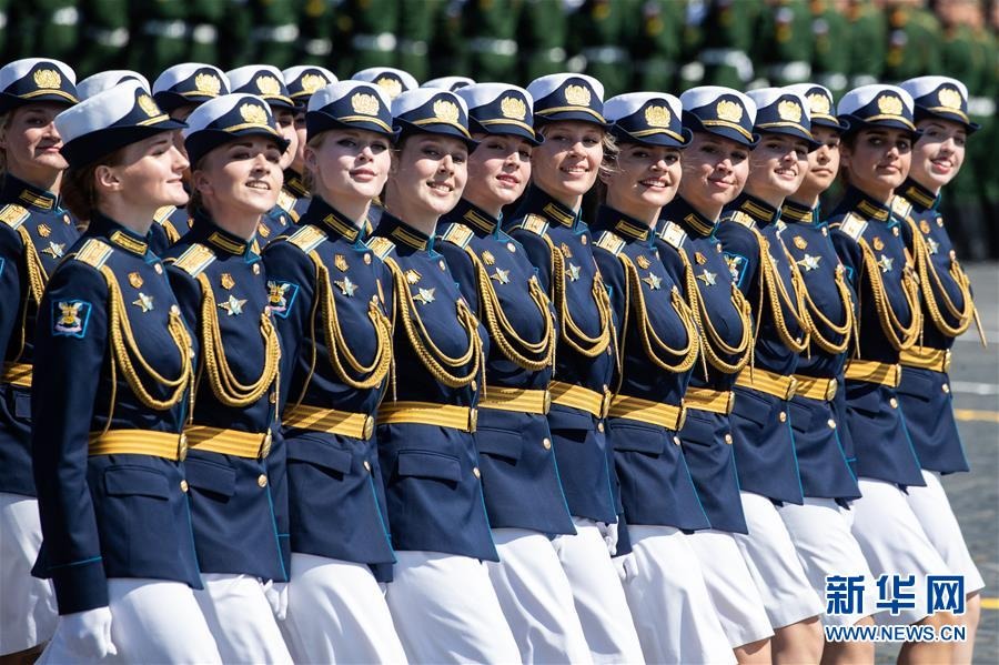6月24日，女兵列队参加在俄罗斯莫斯科红场举行的阅兵式。新华社记者 白雪骐 摄