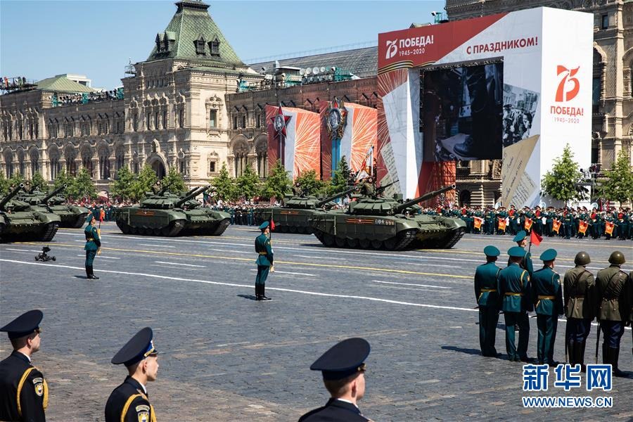 6月24日，主战坦克方队参加在俄罗斯莫斯科红场举行的阅兵式。 新华社记者 白雪骐 摄