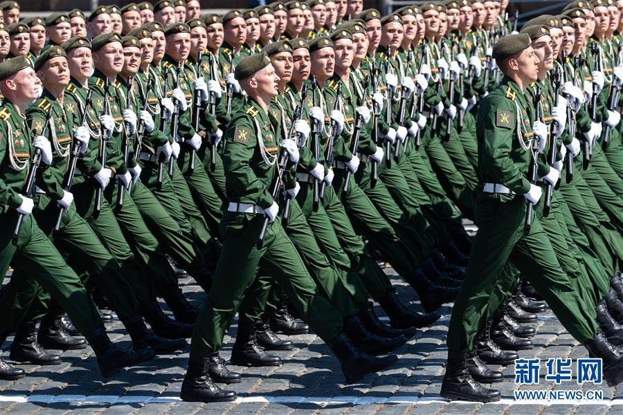 6月24日，士兵列队参加在俄罗斯莫斯科红场举行的阅兵式。新华社记者 白雪骐 摄