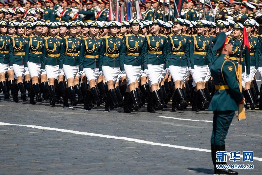 6月24日，女兵列队参加在俄罗斯莫斯科红场举行的阅兵式。新华社记者 白雪骐 摄