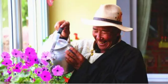 西藏古稀老人“晒”幸福，90后都看到了吗？