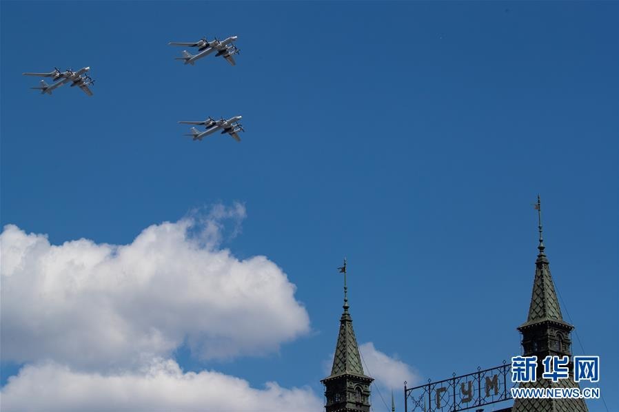 6月24日，图-95MS战略轰炸机梯队参加在俄罗斯莫斯科红场举行的阅兵式。新华社记者 白雪骐 摄
