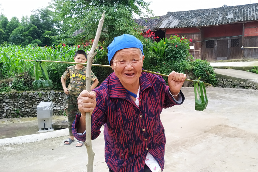 贵州福泉：五千村民包粽子 团结一心谋振兴