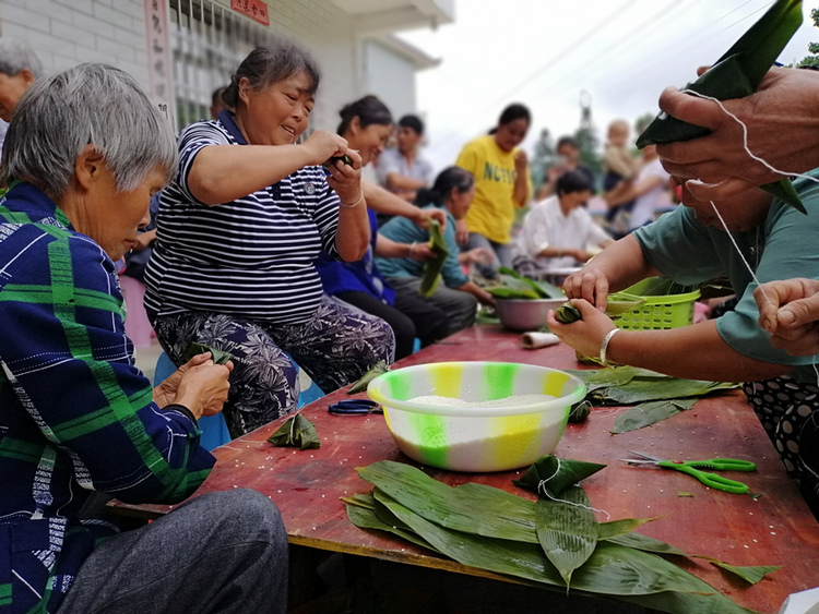贵州福泉五千村民包粽子团结一心谋振兴