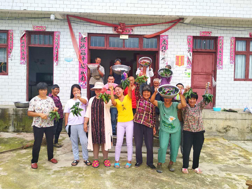贵州福泉：五千村民包粽子 团结一心谋振兴