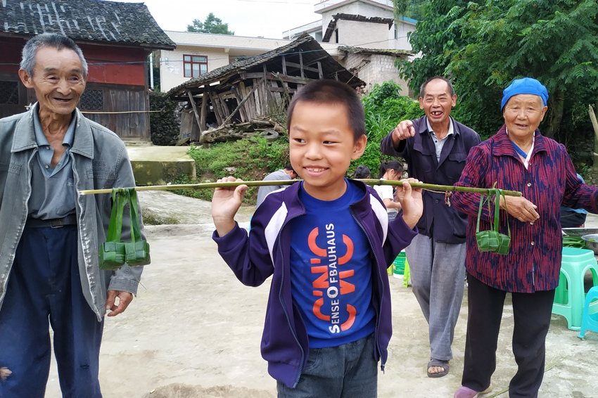 贵州福泉：五千村民包粽子 团结一心谋振兴
