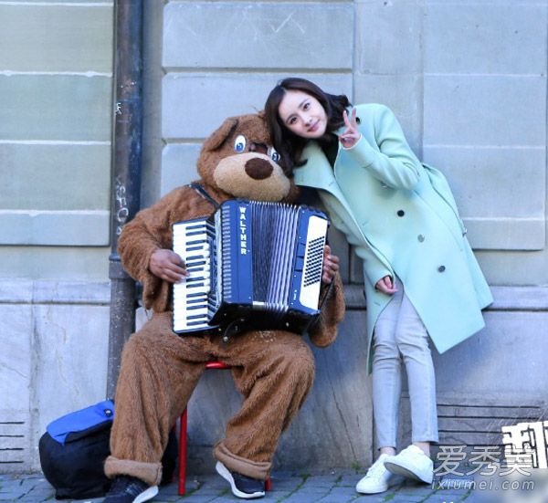 杨幂《翻译官》开播在即 知性穿搭抢先看