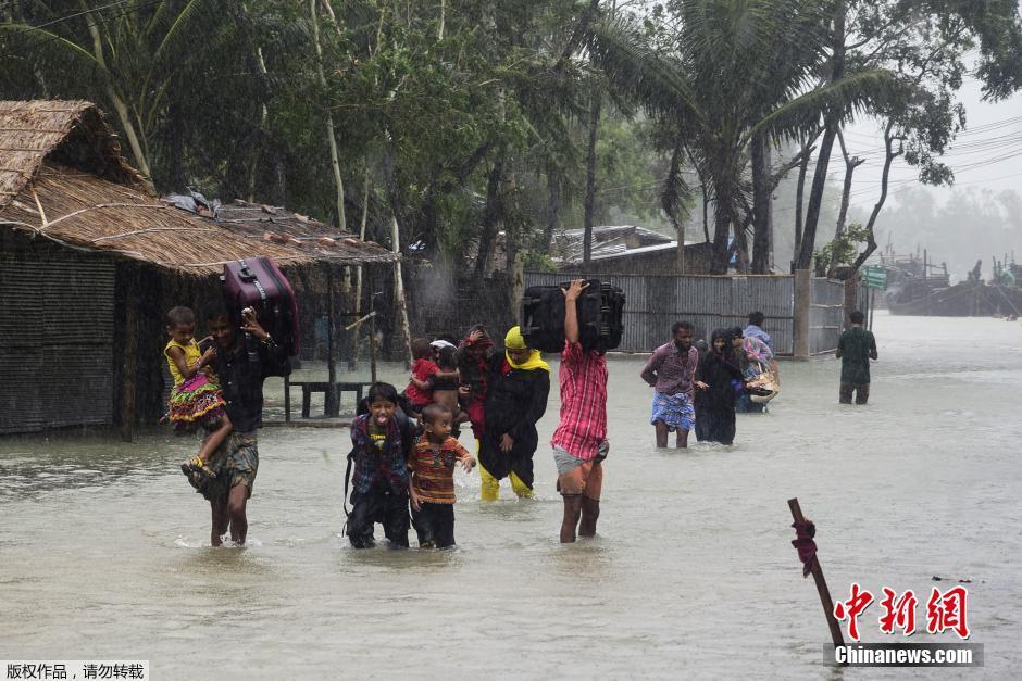 孟加拉遭热带风暴袭击 50万人紧急疏散