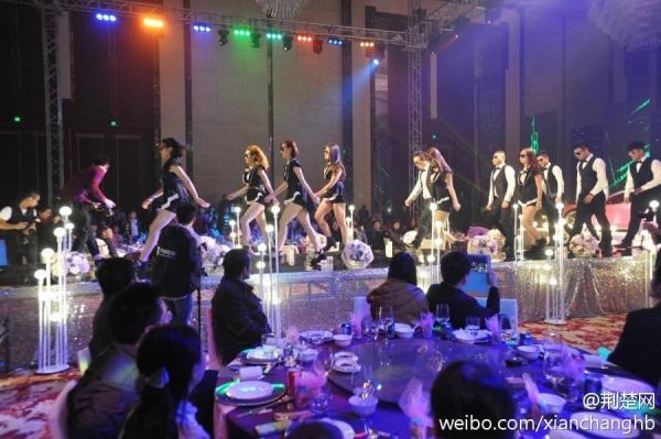 港媒称内地再现奢华婚礼：富豪出动专机嫁女(图)