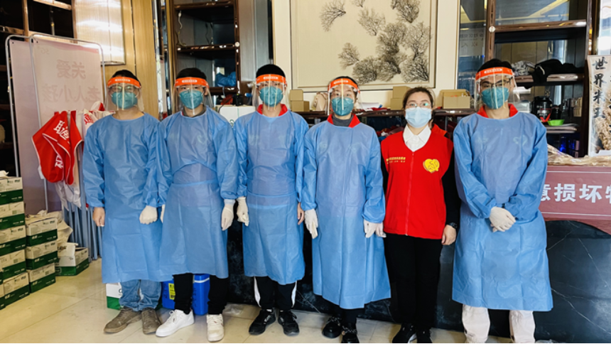 深圳：企业志愿者投身“疫”线 协助核酸检测工作