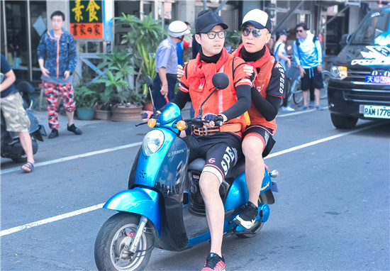 王迅《极限挑战》变帅牙牙 逗趣卖萌学"啾咪"