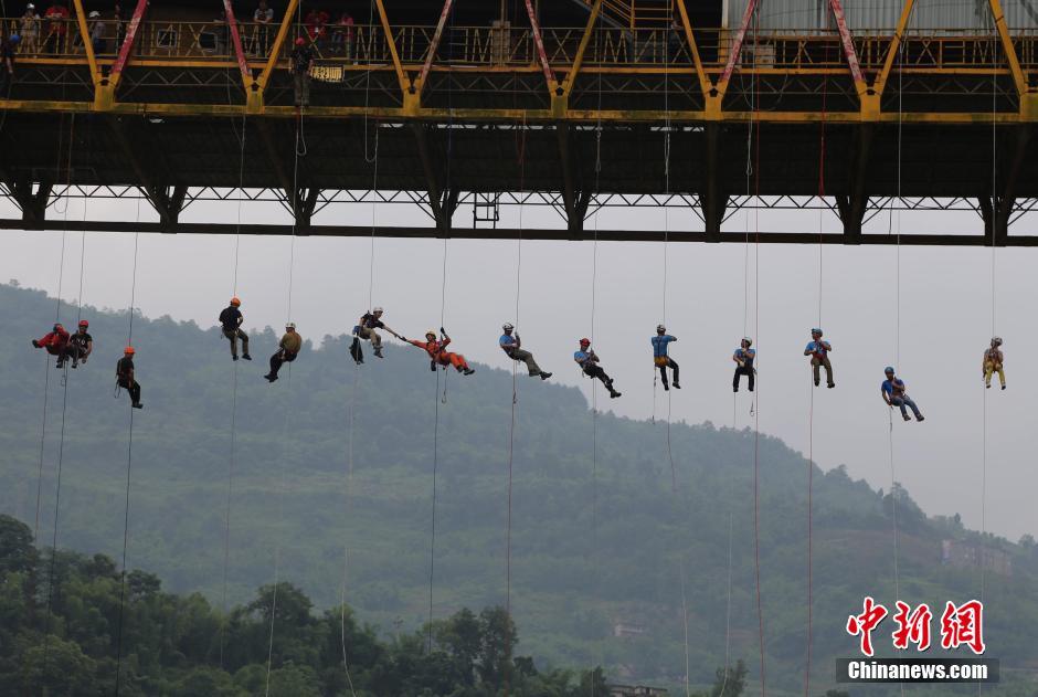 重庆市民体验40米高空桥降