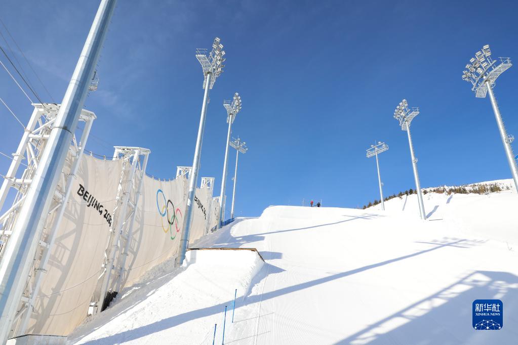 河北张家口：防风墙亮相冬奥赛场云顶滑雪公园