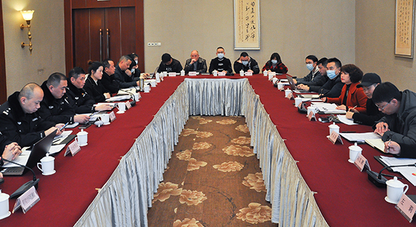 自贡市举行机动车尾号常态化限行听证会 民意调查获较高支持率_fororder_1会议现场（摄影-冯常英）