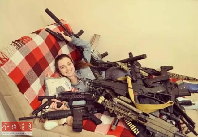 “擁槍入眠”的俄羅斯美少女網紅槍迷