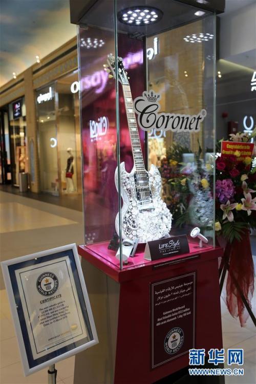全球“最昂贵吉他”亮相迪拜 镶400克拉钻石