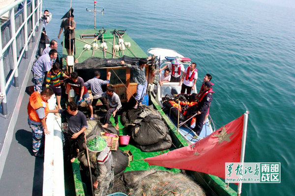 解放军军舰南海发现沉没渔船 当场更改任务救人