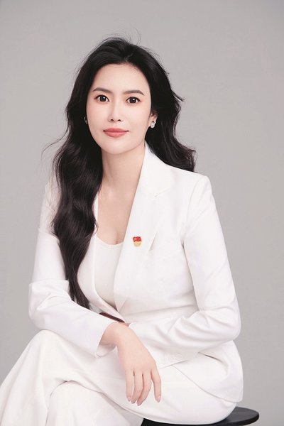 Sinawa mata da suka karo ilmi a ketare sun dawo gida don aiki da zummar taimakawa rayuwar mazauna karkara_fororder_Qin Qian1