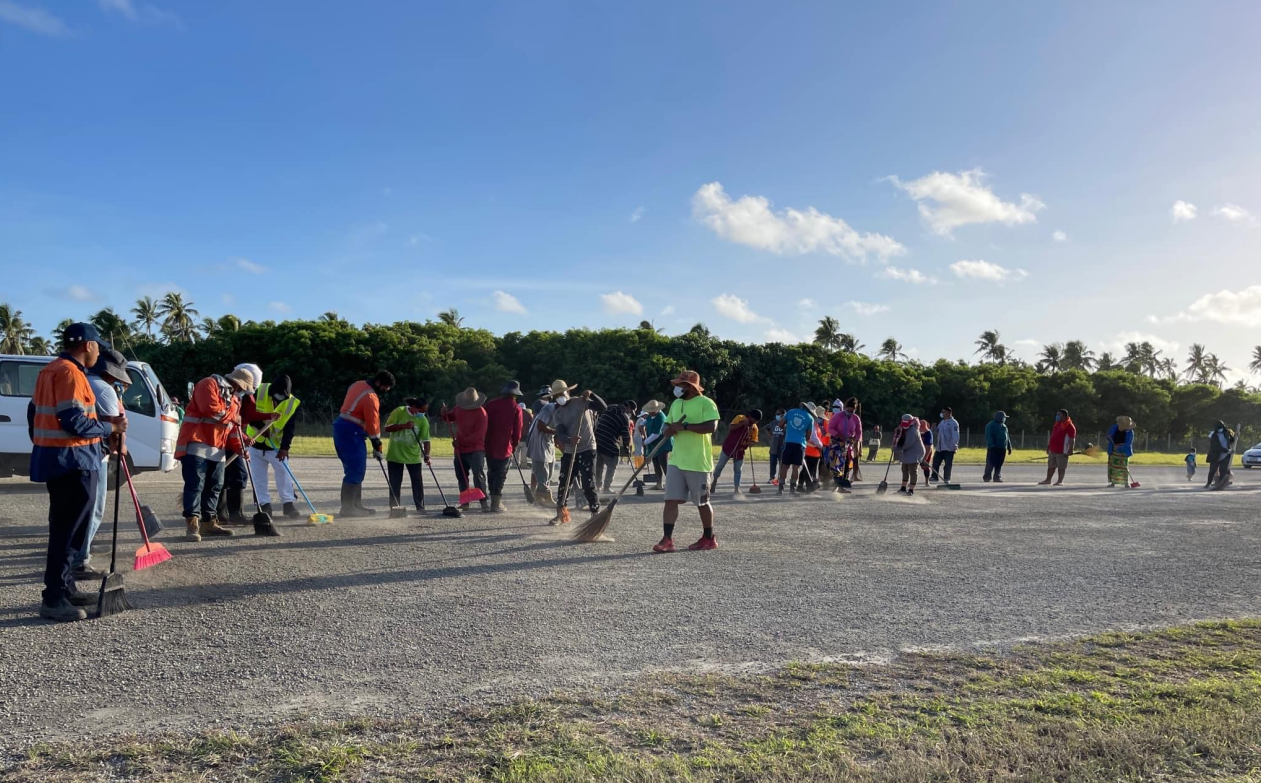 汤加利富卡岛居民清理机场跑道保障救援飞机安全降落