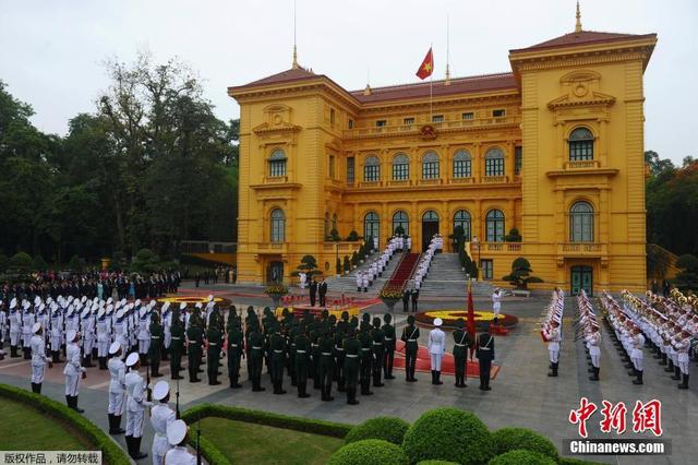 奧巴馬訪問越南 遊覽主席府花園投食喂魚