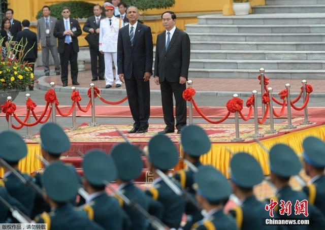 奧巴馬訪問越南 遊覽主席府花園投食喂魚