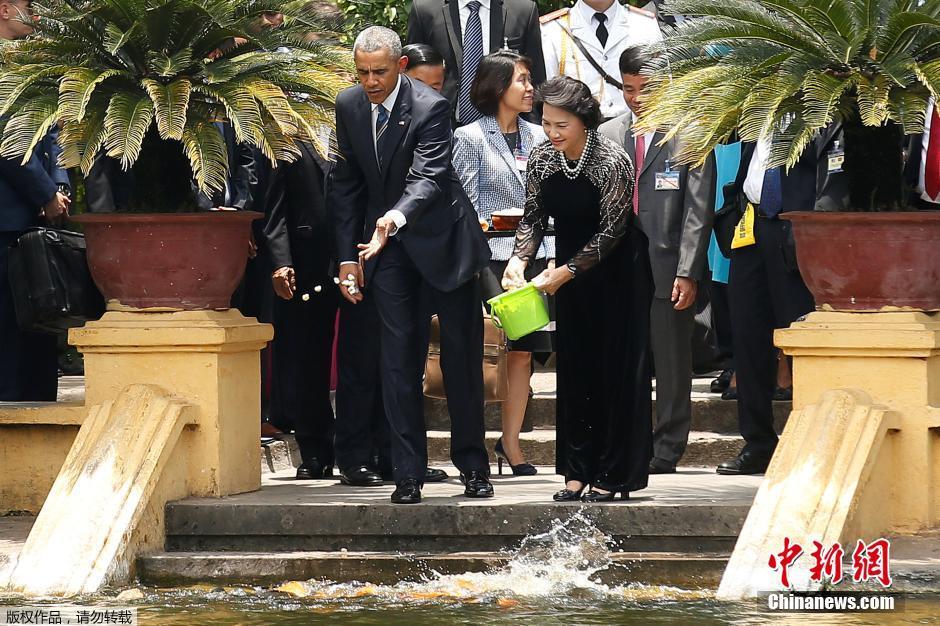 奥巴马访问越南 游览主席府花园投食喂鱼