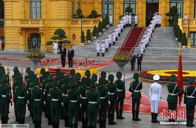 奧巴馬訪問越南 遊覽主席府花園投食喂魚