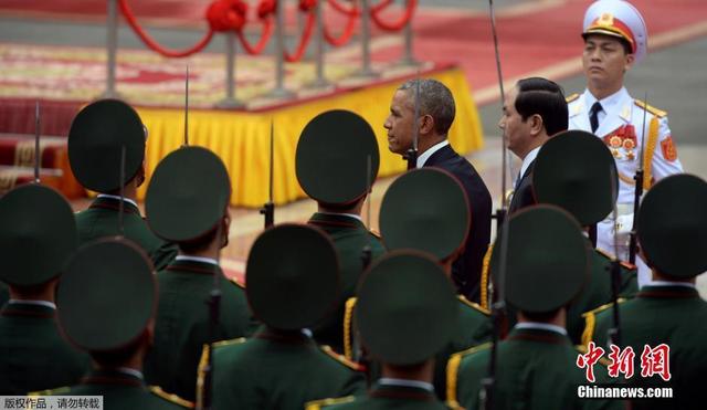 奧巴馬訪問越南 遊覽主席府花園投食喂魚