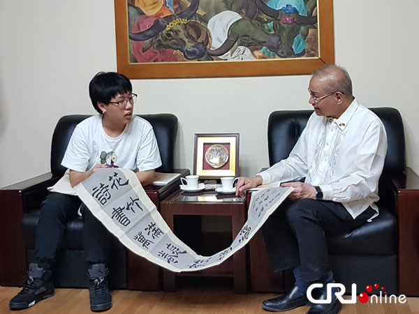 Ambassador Jose Santiago Sta. Romana at Kevin Deng, kapwa hilig ang calligraphy