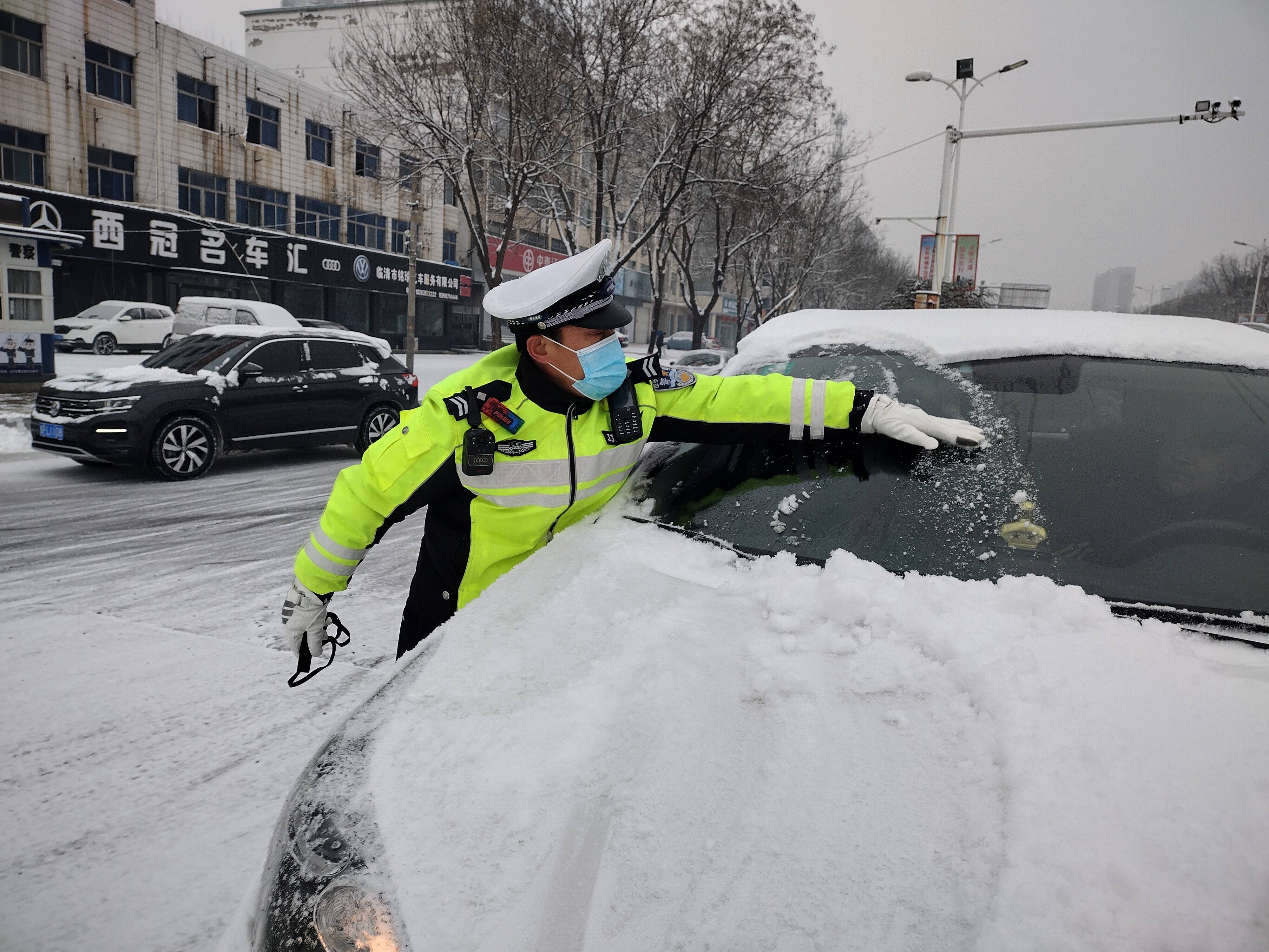 組圖｜以“雪”為令 山東交警全員上路保道路通暢