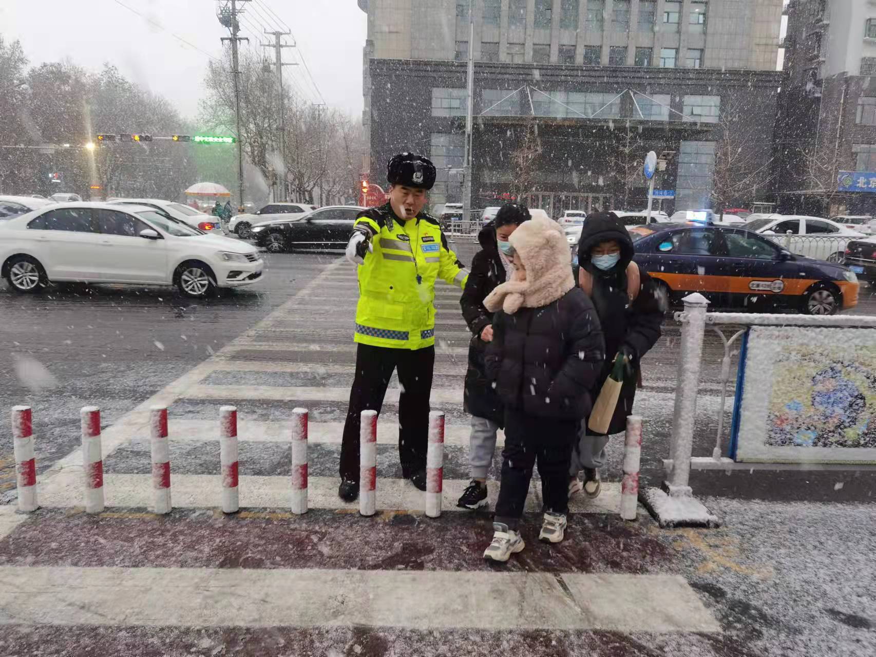 組圖｜以“雪”為令 山東交警全員上路保道路通暢