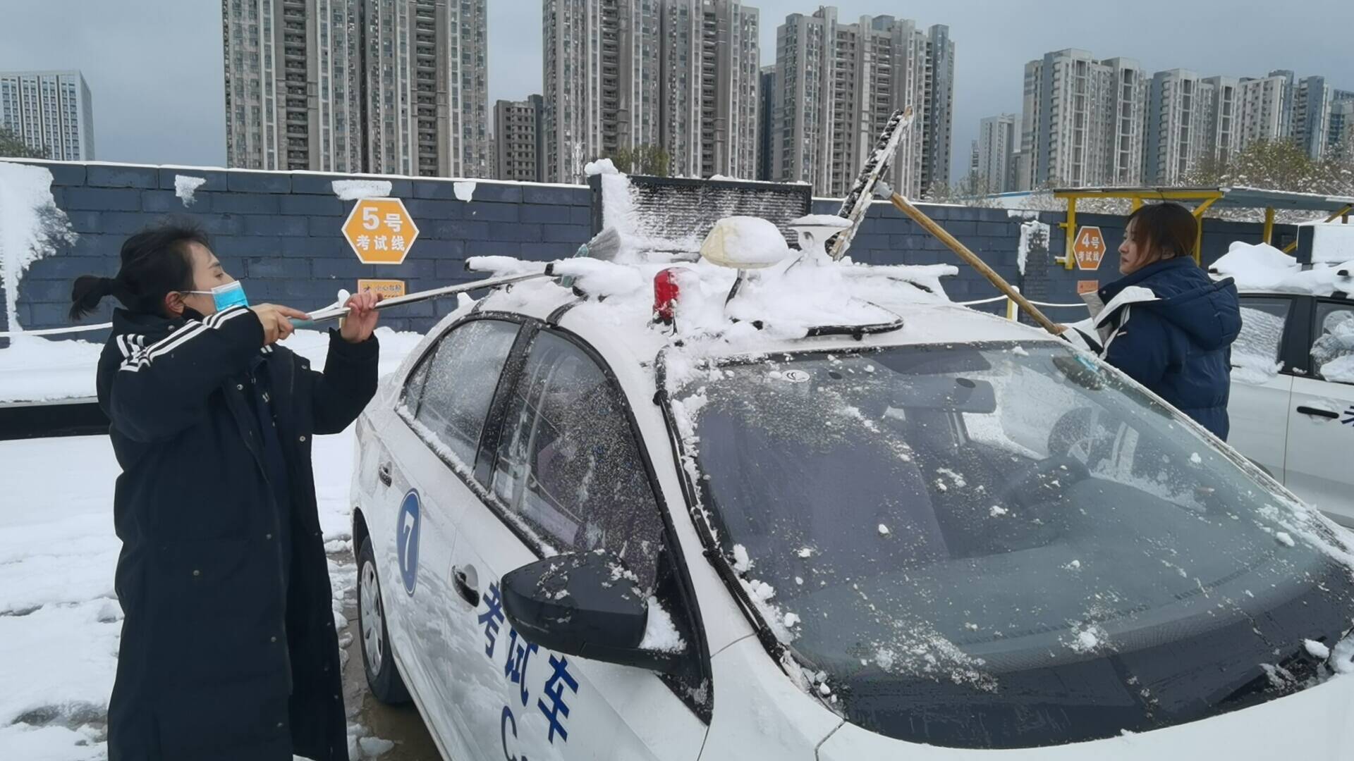 組圖｜以“雪”為令 山東交警全員上路保道路通暢