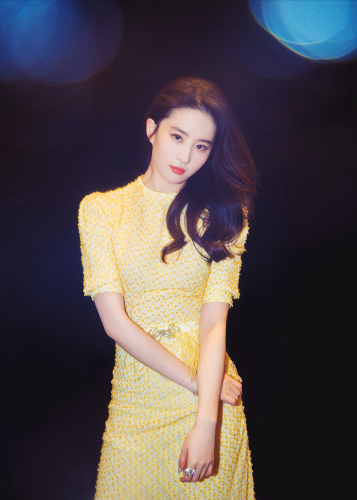 圖片默認標題_fororder_劉亦菲身穿黃色長裙 長卷髮彰顯女人味