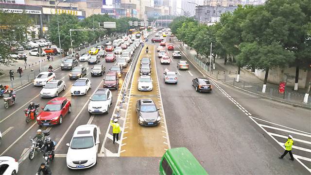 【要闻 标题摘要】重庆市首条主干道“共享转换车道”投用